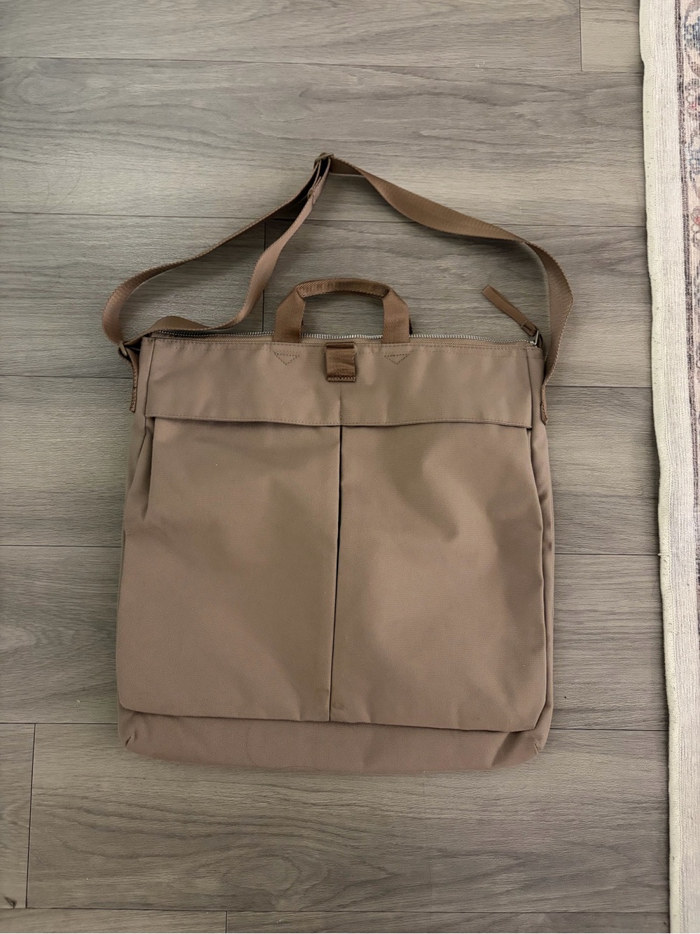 Everlane Shoulder Bag in Taupe

Super spacious 
Brand new